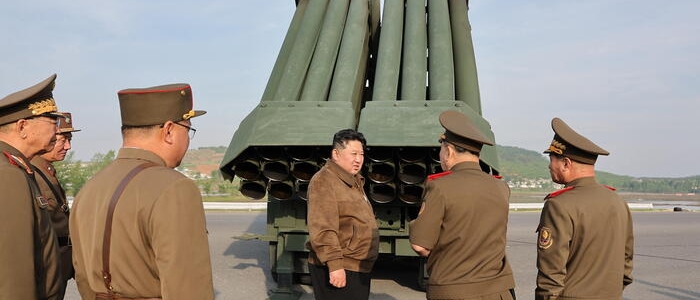Corea del Nord, Kim supervisiona il test della nuova nave da guerra: "Accelerare armamento nucleare per la Marina"