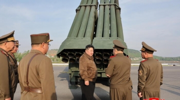 Corea del Nord, Kim supervisiona il test della nuova nave da guerra: "Accelerare armamento nucleare per la Marina"