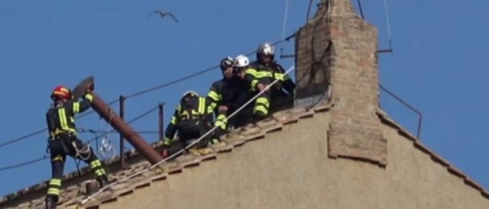 Conclave, montato il comignolo della fumata sul tetto della Cappella Sistina
