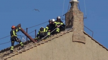 Conclave, montato il comignolo della fumata sul tetto della Cappella Sistina