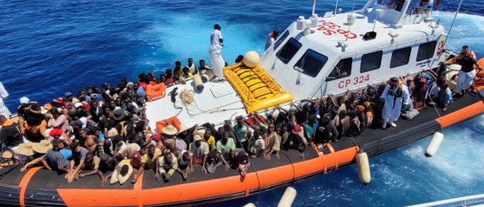 Lampedusa, undici sbarchi in poche ore: arrivati 900 migranti