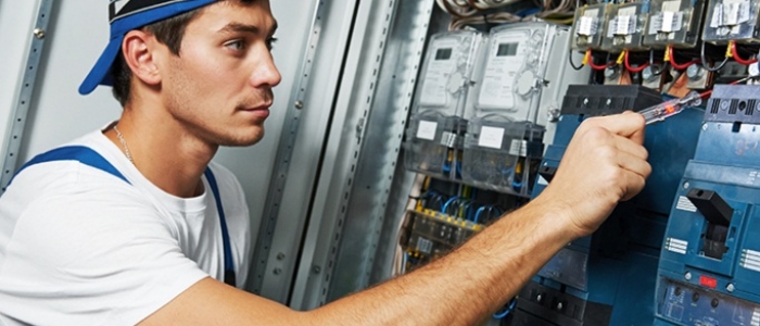 Elettricista, autista di mezzi pubblici, cameriere...ecco i 10 "professionisti" più introvabili oggi