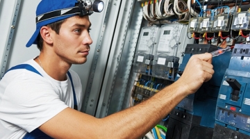 Elettricista, autista di mezzi pubblici, cameriere...ecco i 10 "professionisti" più introvabili oggi