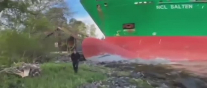 Norvegia, uomo si sveglia e trova una enorme nave cargo incagliata nel suo giardino