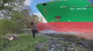 Norvegia, uomo si sveglia e trova una enorme nave cargo incagliata nel suo giardino
