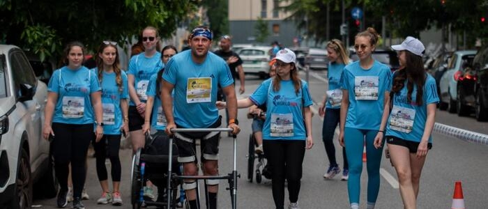 Resta paralizzato dopo un incidente, paraplegico torna a camminare grazie alla neurostimolazione: primo caso al mondo