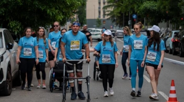 Resta paralizzato dopo un incidente, paraplegico torna a camminare grazie alla neurostimolazione: primo caso al mondo