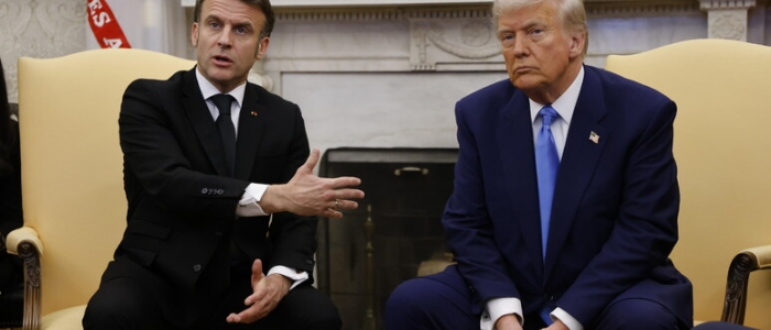 Macron: "Ucraina test di credibilità per gli Usa" | La proposta di Mosca: "Lunedì colloqui con Kiev a Istanbul"