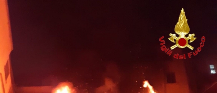 Incendio a Milano, donna si lancia dal quarto piano e muore | Interrogato il convivente, la porta di casa era chiusa dall'esterno