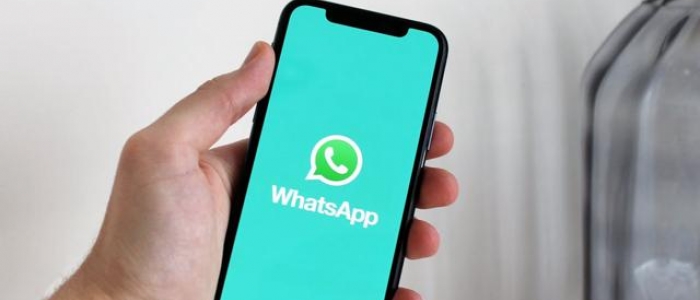 WhatsApp, spiare i messaggi è reato: per la Cassazione si rischiano fino a 10 anni