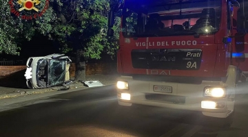 Si ribaltano con la microcar a Roma, gravi quattro ragazzi | L'auto era omologata per due