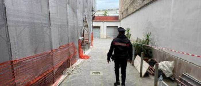 Lecce, si spezza la corda e precipita dal quarto piano: muore operaio