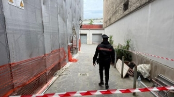 Lecce, si spezza la corda e precipita dal quarto piano: muore operaio