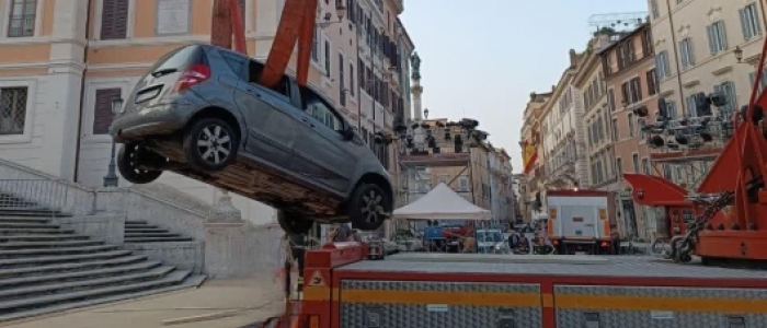 Roma, in auto sulla scalinata di Trinità dei Monti: denunciato un 80enne