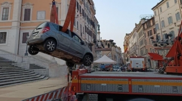 Roma, in auto sulla scalinata di Trinità dei Monti: denunciato un 80enne