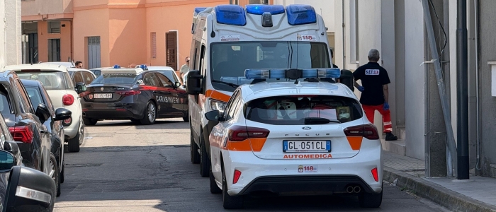 Racale (Lecce), donna uccisa in casa a colpi di accetta: arrestato il figlio 21enne