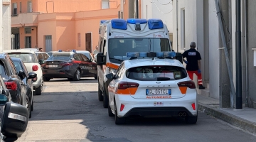 Racale (Lecce), donna uccisa in casa a colpi di accetta: arrestato il figlio 21enne