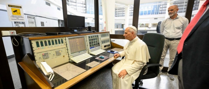 Papa Leone XIV, visita a sorpresa in sede Radio Vaticana a Santa Maria di Galeria