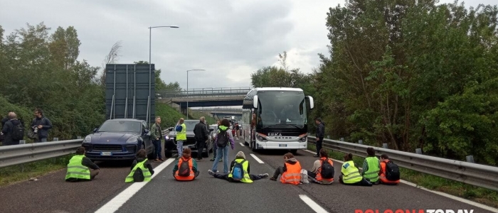Bologna, 7mila metalmeccanici bloccano la tangenziale, Questura: via alle denunce