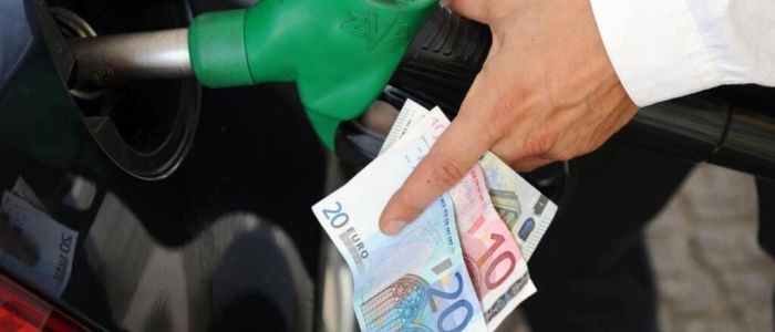 Crisi Iran, balzo dei prezzi medi dei carburanti: ai massimi da aprile | In autostrada verde anche oltre i 2,3 euro