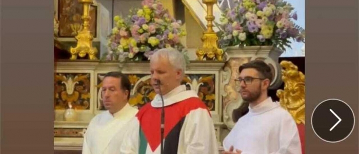 Sorrento, il parroco celebra la messa con indosso i colori della bandiera palestinese