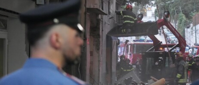 Esplosione a Napoli, cittadino-eroe si butta tra le macerie e salva una donna