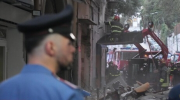Esplosione a Napoli, cittadino-eroe si butta tra le macerie e salva una donna