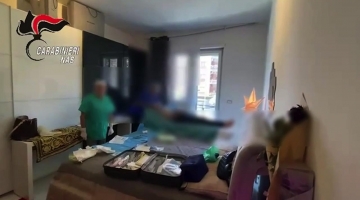 Roma, medico sospeso dalla professione sorpreso a operare in casa: arrestato