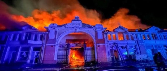 Ucraina, attacchi russi nella notte su Odessa: civili feriti e danni a siti Unesco | Colpito lo storico mercato della città