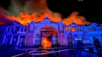 Ucraina, attacchi russi nella notte su Odessa: civili feriti e danni a siti Unesco | Colpito lo storico mercato della città
