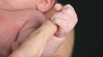 Treviso, crisi respiratoria dopo il parto in casa: neonata muore in ospedale