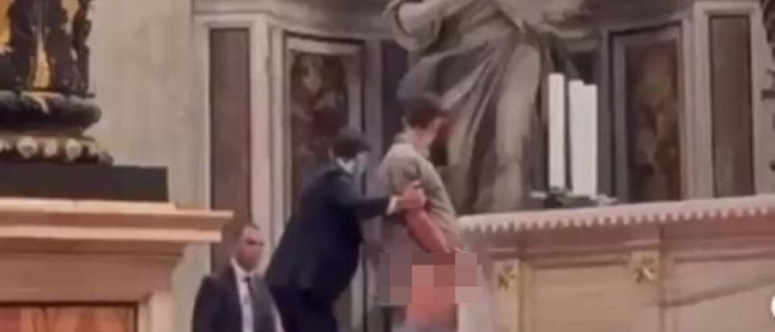 Basilica di San Pietro, turista urina sull’altare: il Papa irritato ordina un rito penitenziale urgente