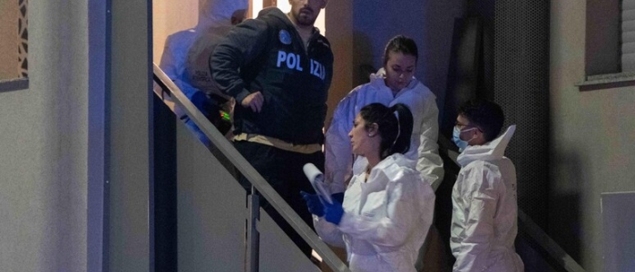 Milano, lite in casa: uomo uccide a coltellate una 29enne e tenta il suicidio | Quando hanno suonato gli agenti, la vittima ha cercato di distrarlo: "È Glovo"