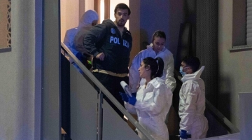 Milano, lite in casa: uomo uccide a coltellate una 29enne e tenta il suicidio | Quando hanno suonato gli agenti, la vittima ha cercato di distrarlo: "È Glovo"