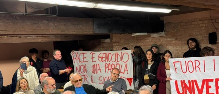 Venezia, attivisti pro Pal impediscono un incontro di Emauele Fiano a Ca' Foscari