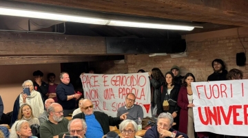 Venezia, attivisti pro Pal impediscono un incontro di Emauele Fiano a Ca' Foscari