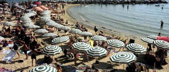 Ambiente, il rapporto: "Nel 2050 il 20% delle spiagge italiane rischia di essere sommerso"