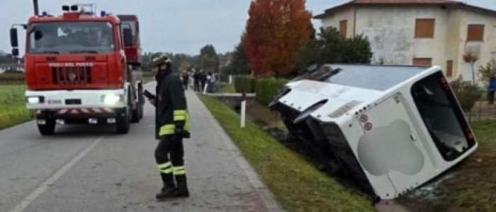 Scontro tra bus con 50 studenti e un'auto nel Trevigiano | Morto l'automobilista: un 85enne senza patente | "L'autista del pullman ha salvato la vita ai ragazzi"