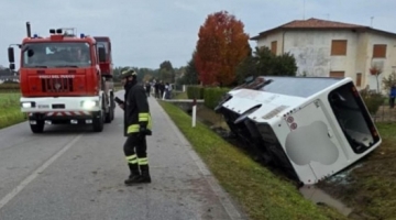 Scontro tra bus con 50 studenti e un'auto nel Trevigiano | Morto l'automobilista: un 85enne senza patente | "L'autista del pullman ha salvato la vita ai ragazzi"