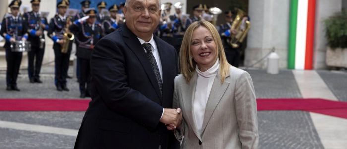 Asse Salvini-Orban: "Basta con politiche suicide dell'Ue" | Meloni e Tajani prendono le distanze