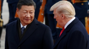 Trump-Xi, sorrisi e strette di mano dopo l'incontro di due ore | Il presidente Usa: "Grande successo, ad aprile andr&ograve; in Cina"