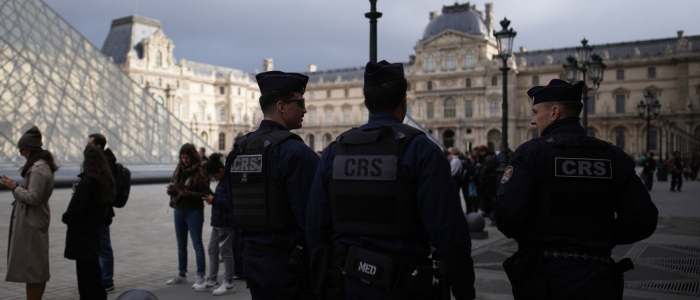 Furto al Louvre, cinque nuovi arresti a Parigi