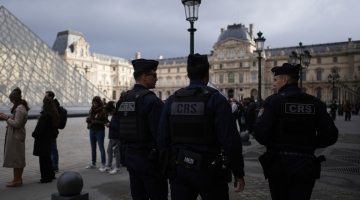 Furto al Louvre, cinque nuovi arresti a Parigi
