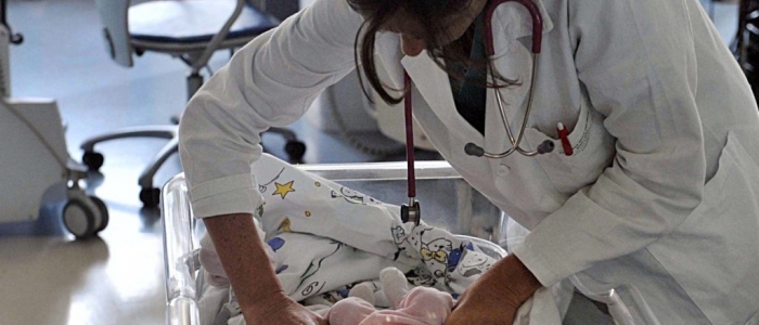 Dramma a Cesena, partorisce in casa e abbandona il neonato accanto ai rifiuti