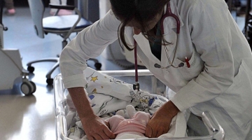 Dramma a Cesena, partorisce in casa e abbandona il neonato accanto ai rifiuti