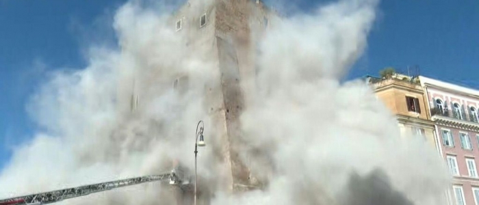 Cede la Torre dei Conti a Roma, la provocazione di Mosca: "Aiutate Kiev, ma intanto crolla l'Italia"