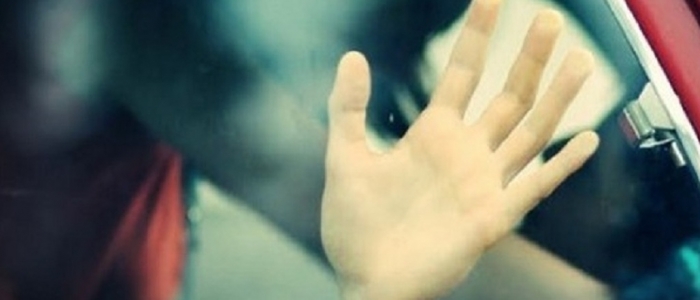 Scopre il marito 80enne a far sesso in auto con la dipendente 30enne: la lite va su WhatsApp