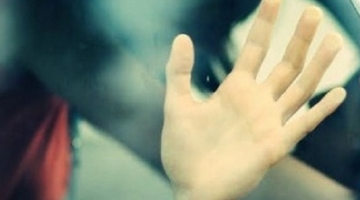 Scopre il marito 80enne a far sesso in auto con la dipendente 30enne: la lite va su WhatsApp