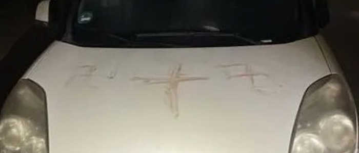 Shock in Germania, auto vandalizzate con svastiche di sangue umano: arrestato un 31enne