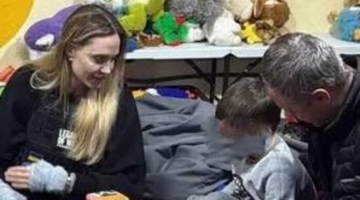 Angelina Jolie a sorpresa a Kherson, visita ai bimbi malati in ospedale